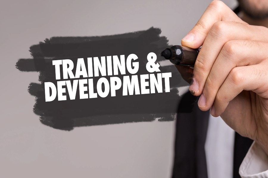 How to Develop a Training Program for Employees: A Step-by-Step Guide