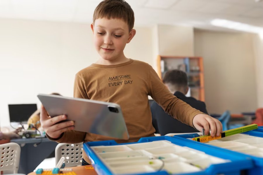 Should Technology Be Used in Schools